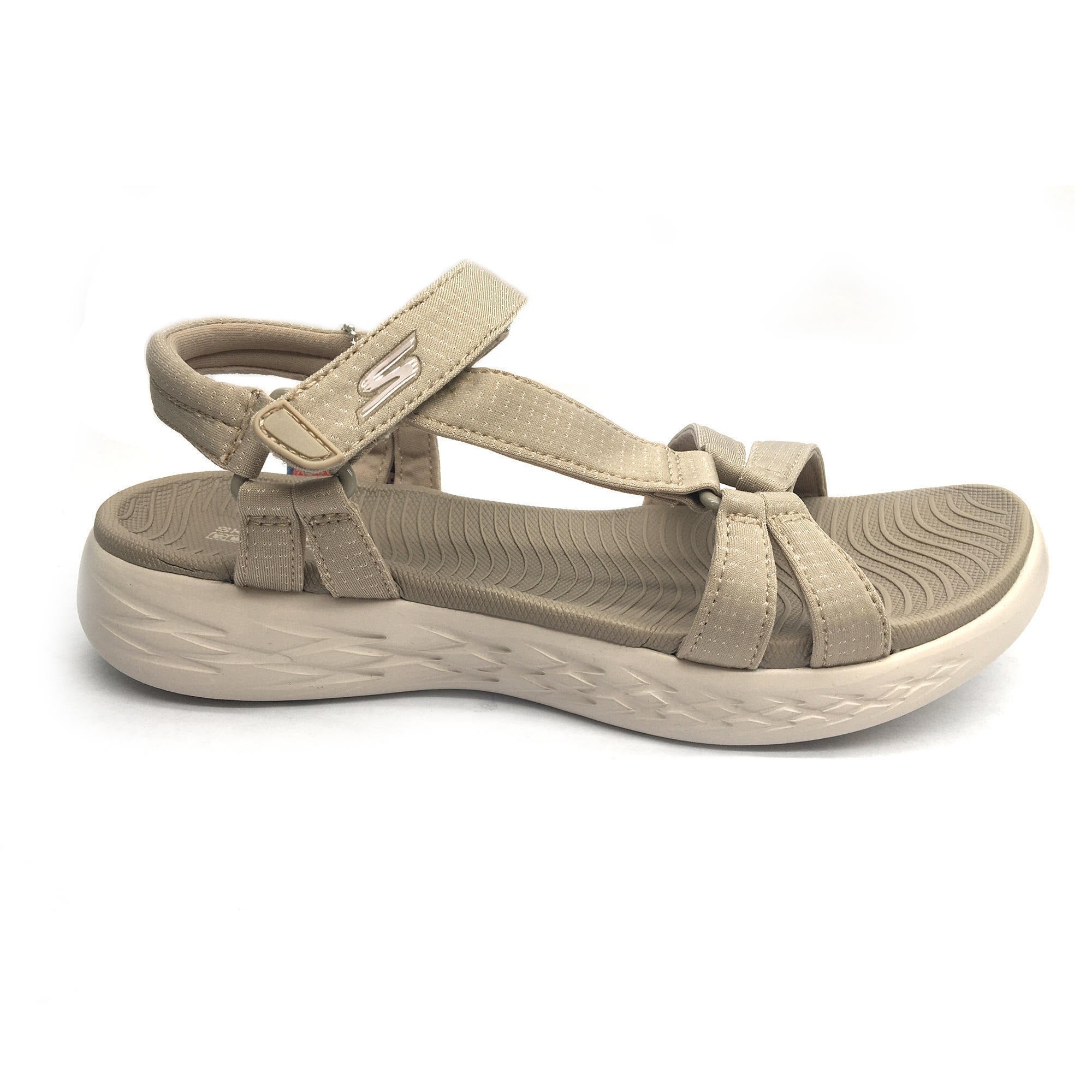 Sandalias tipo sport de Skechers en color beige. Un calzado cómodo de Decathlon que combina con todo. (44,99 euros).