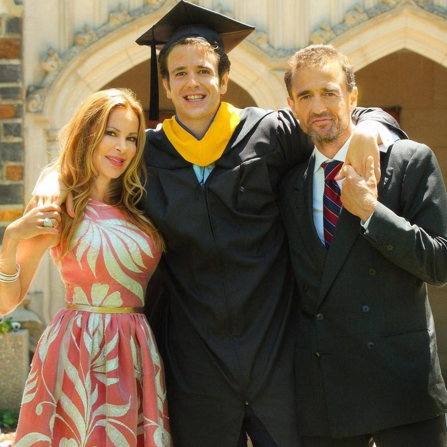 Alex fue un niño feliz, buen estudiante y que jamás dio problemas a sus padres. Se licenció en la Universidad de Duke, en Carolina del Norte, de Ciencias Políticas y Filosofía. Cuando regresó a Madrid tras su etapa estadounidense creó la empresa Polar Marketing Solutions, negocio de marketing digital especializado en ocio y estilo de vida que fundó con su socio Nacho Fernández. Su último proyecto fue la plataforma Celebrize, que ofrecía servicios a influencers.