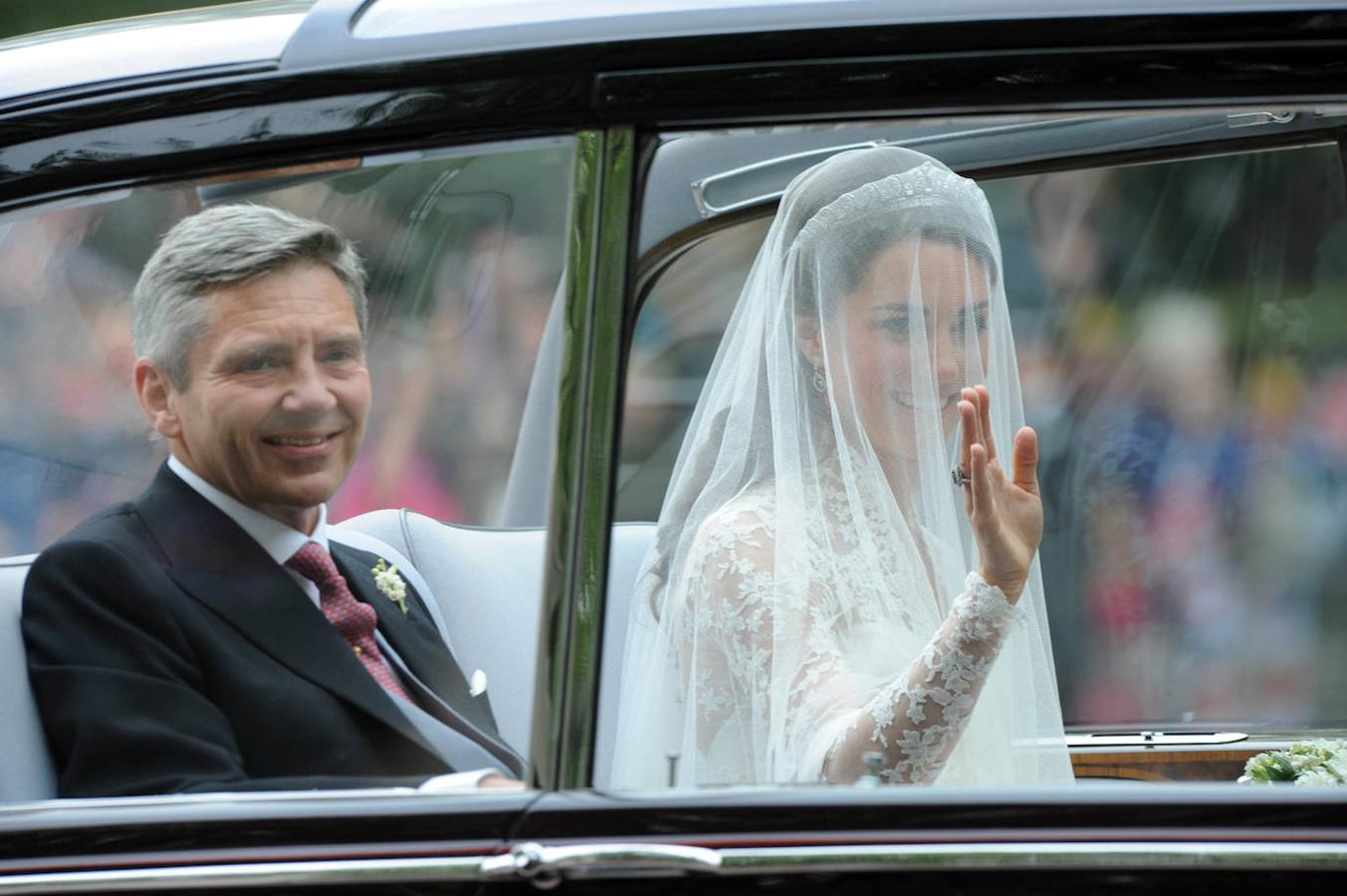 Desde la venta de en un Rolls Royce Phanton VI, Kate Middelton acompañada por su padre, saludaban a la gente que se amontonaba por las calles de Londres hasta su llegada a la Abadía .
