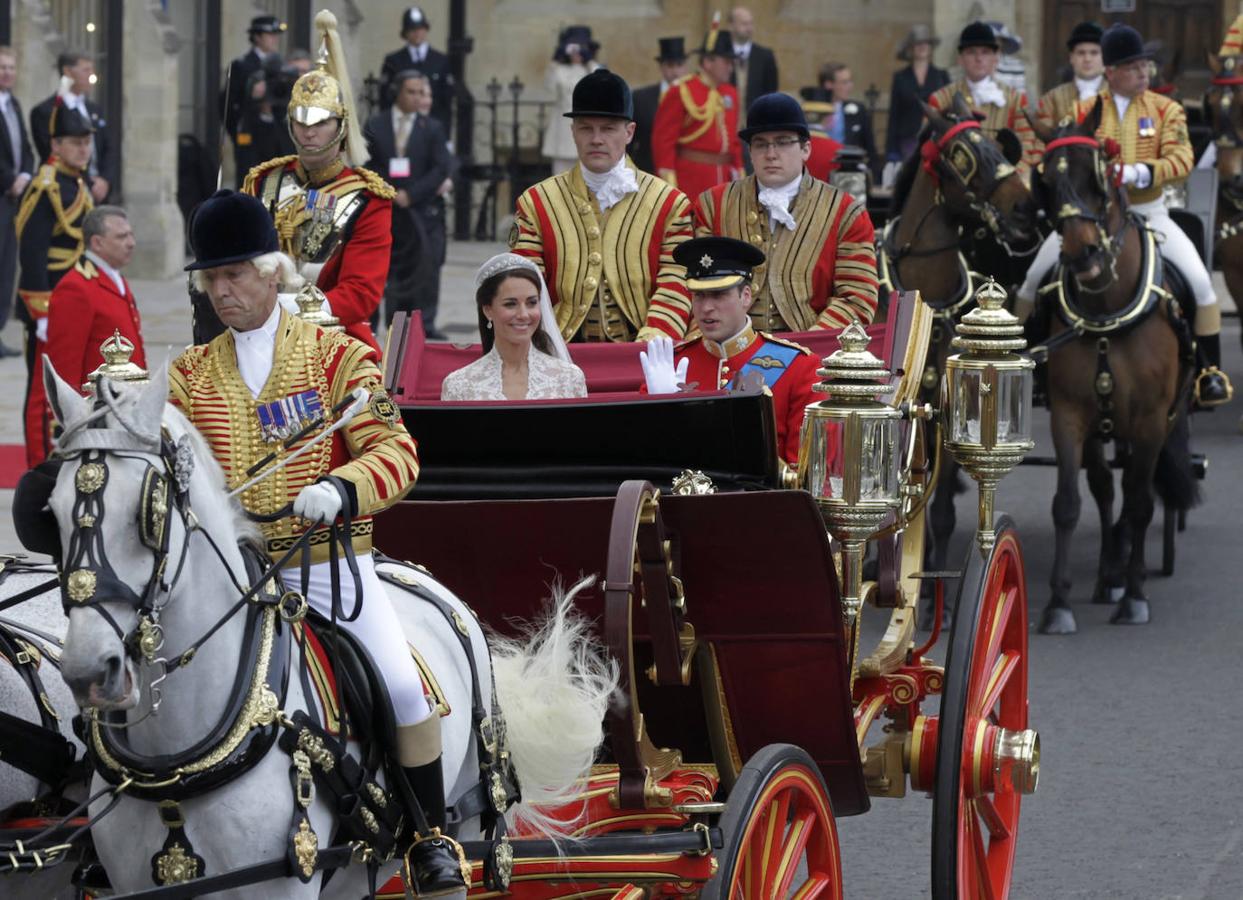 Ya casados, la pareja se subió a una carroza tirada por caballos que les llevó hasta el palacio de Buckingham en un recorrido por el centro de Londres. En el camino uno de los jinetes de la guardia real que escoltaba al matrimonio se cayó de su montura, afortunadamente sin consecuencias serias para el soldado.