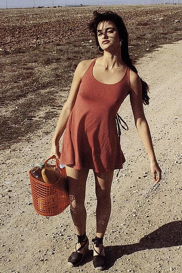 Vestido mini y las alpargatas básicas más buscadas, así fue el look de Penélope Cruz en 'Jamón jamón'.