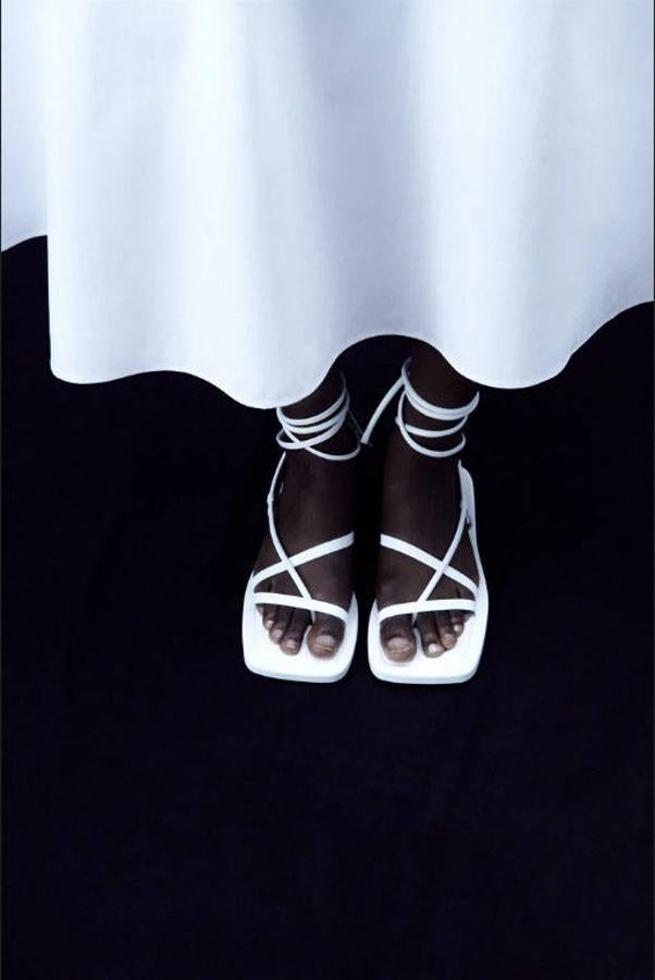 Estas sandalias de color blanco de Zara son totalmente planas, ya que la altura de la suela es de solo 1,8 cm. Son de piel y el cierre es mediante atado. La planta es acolchada, lo que ofrece una mayor comodidad. Cuestan 59,95 €.