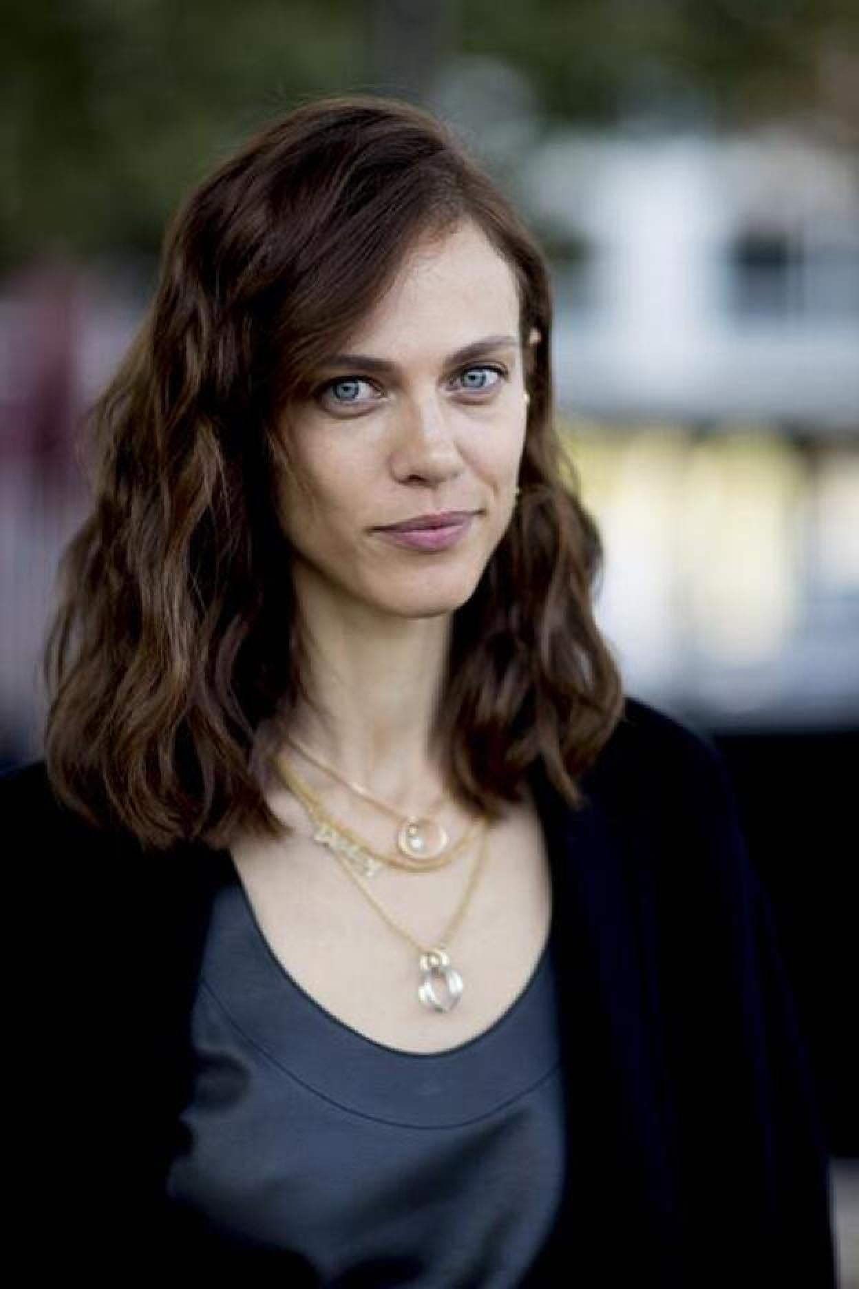 Pincha en la imagen para descubrir 6 sérums con color que rejuvenecen y alisan la piel para olvidar la base de maquillaje.