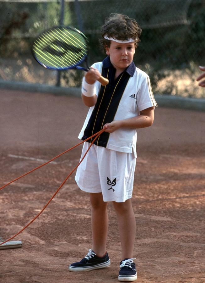 El asedio de la prensa era más que evidente en los primeros años de vida de Álex. Ana Obregón y Alessando Lecquio se separaban tras una supuesta infidelidad del italiano. Mientras el pequeñó Álex protagonizaba momentos muy divertidos con los periodistas cuando acosaban a su madre. Sería imposible olvidar a Álex mordiendo y arrancando la gomaespuma de los micrófonos de los reporteros.