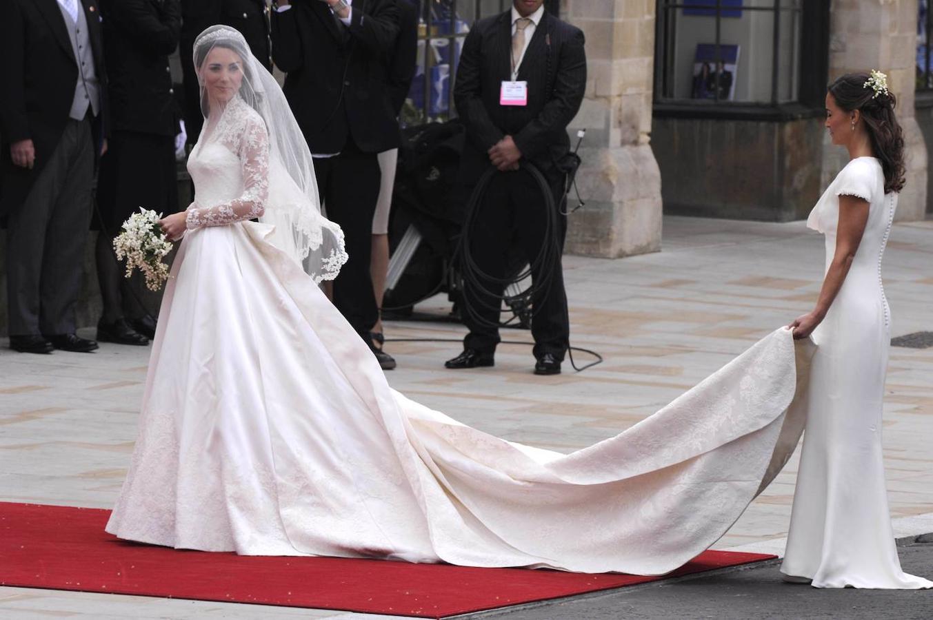 El mundo estaba muy pendiente del vestido de la novia, que eligió como diseñador a Alexander McQueen. Lo que no podía imaginar Kate cuando le pidió a su hermana Pippa Middleton que se vistiera de blanco como dama de honor para su boda, que ella acapararía casi más atencion que la propia Kate.