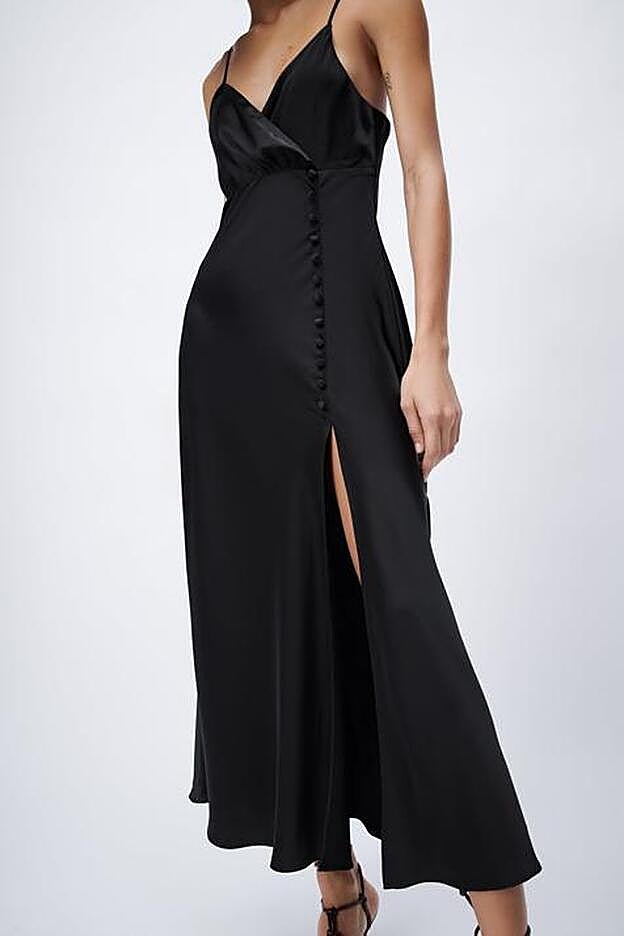 Vestido lencero de color negro con botones laterales de Zara (25,99 euros)