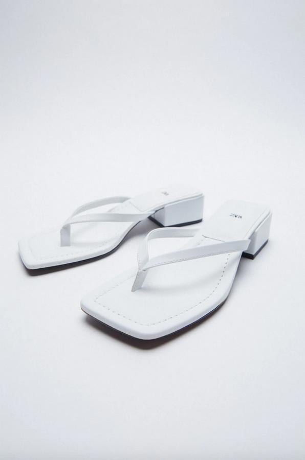 Con tiras finas y punta y tacón cuadrados estas sandalias blancas de Zara están disponibles entre los números 36 y 42 y cuestan 29,95 euros.
