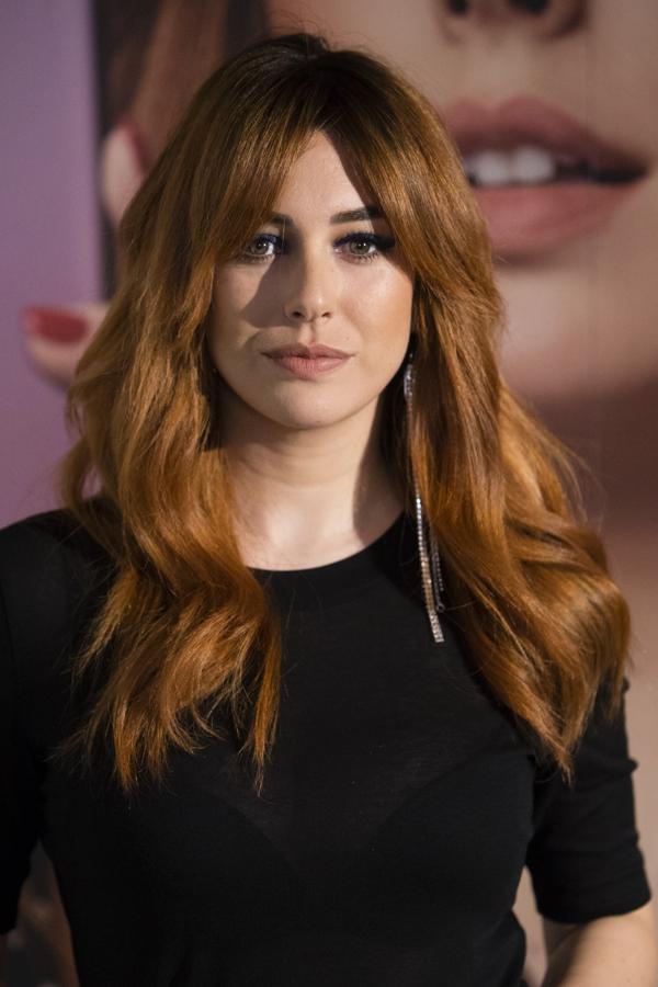 Durante la temporada que Blanca Suárez decidió dejarse el pelo crecer, la vimos con diferentes cortes entre los que se encuentra este look a capas, con flequillo cortina y un color cobrizo que le quedaba de maravilla.