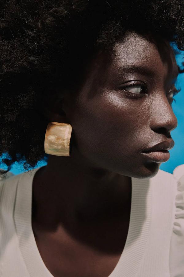 ¿Te gustan los pendientes grandes? En ese caso, estos aros anchos son la mejor opción para ti. Son de color dorado y tan llamativos que no necesitarás ningún otro complemento. Su precio es de 9,95 €.