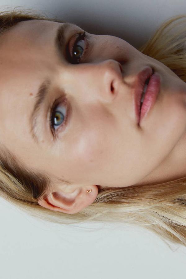 Si prefieres algo más minimalista, puedes optar por estas pequeñas letras de plata de ley. Miden solo 4,5 mm y el cierre es a presión. Se venden por unidades en lugar de por pares y cada una tiene un precio de 12,95 €.