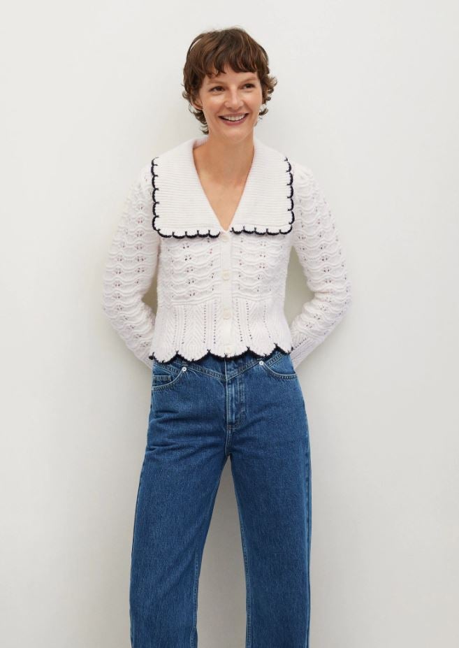 Chaqueta de punto calado con maxi cuello y detalle festoneado en contraste, rebajada a 19.99 euros en Mango.