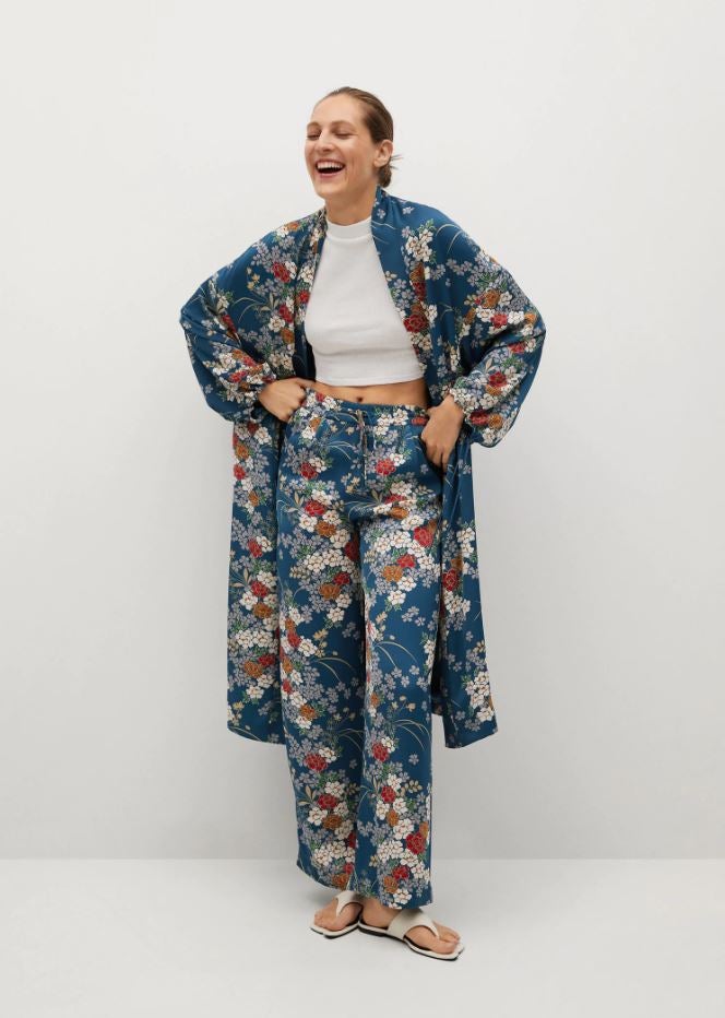 Traje estampado de inspiración oriental, rebajado en las mid season sales de Mango: el precio del kimono pasa a 39.99 euros, y los pantalones, a 29.99 euros.