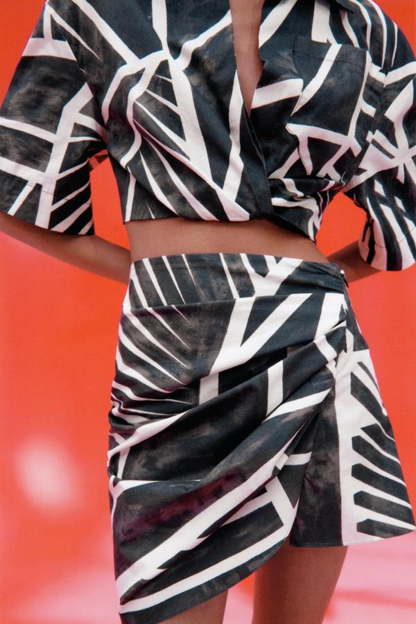 Mini falda drapeada en blanco y negro de la colección de primavera de Zara (25,99 euros)