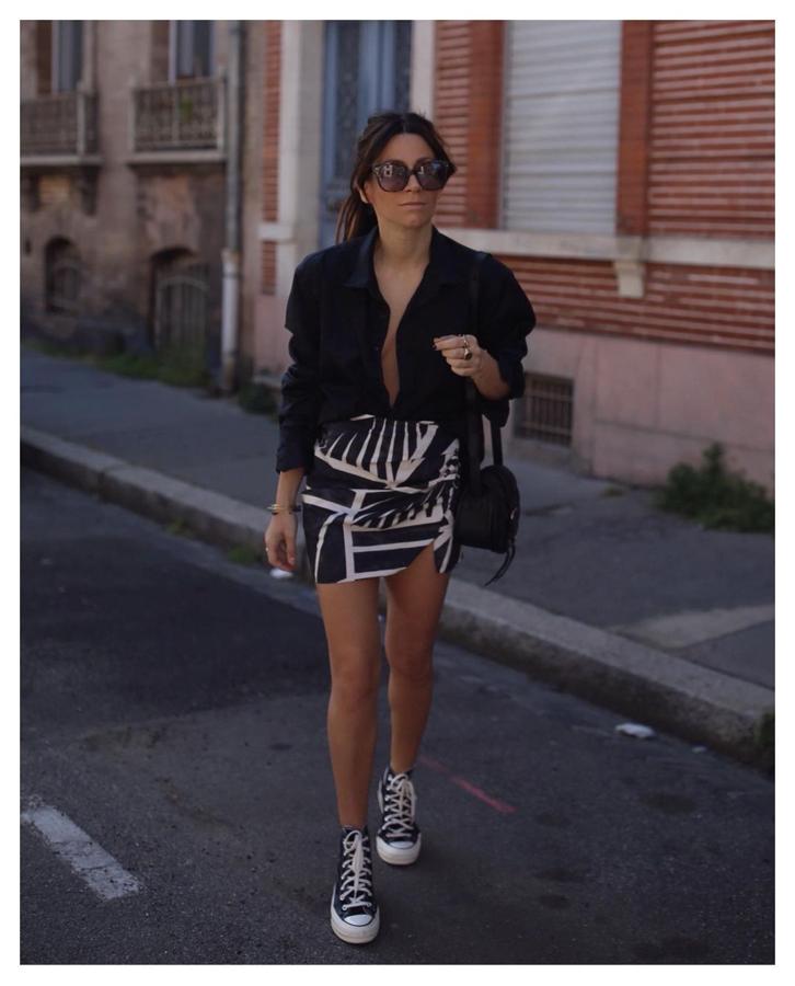 Look con mini falda con estampado en blanco y negro de la nueva colección de Zara.