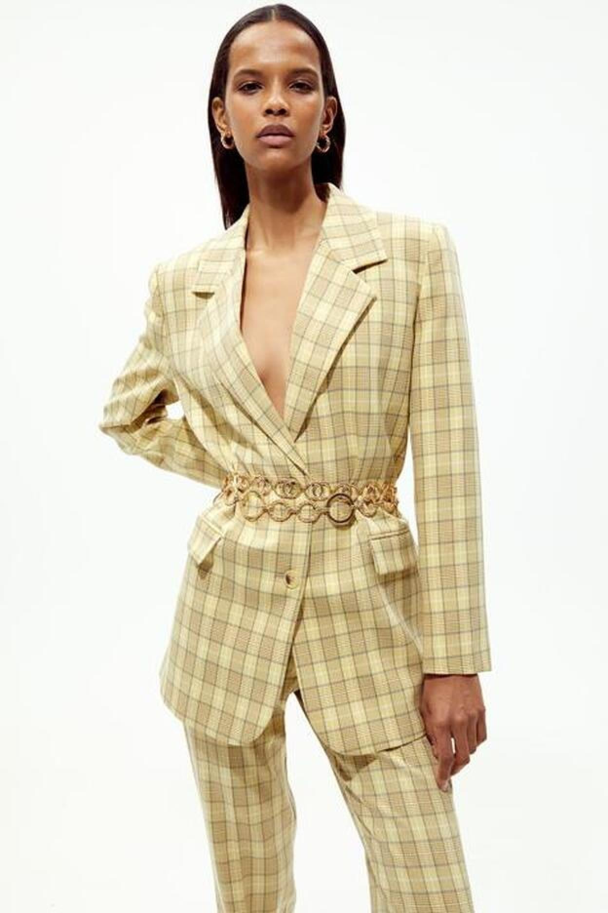 Pincha en la imagen para descubrir la nueva colección de Sfera que llega cargada de looks impactantes.