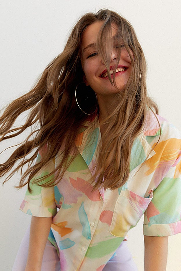 Camisa fluida de manga corta de la nueva colección de Stradivarius.