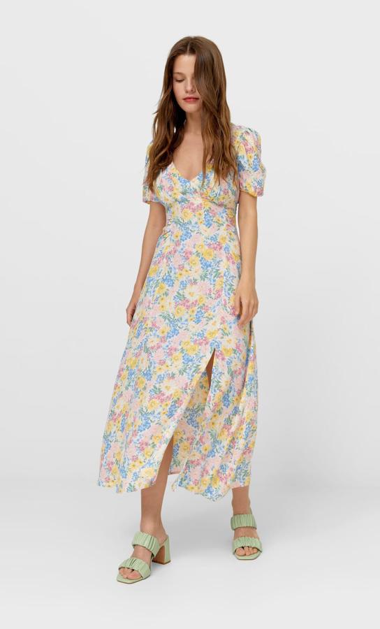 Vestido midi con estampado de flores de Stradivarius (25,99 euros)