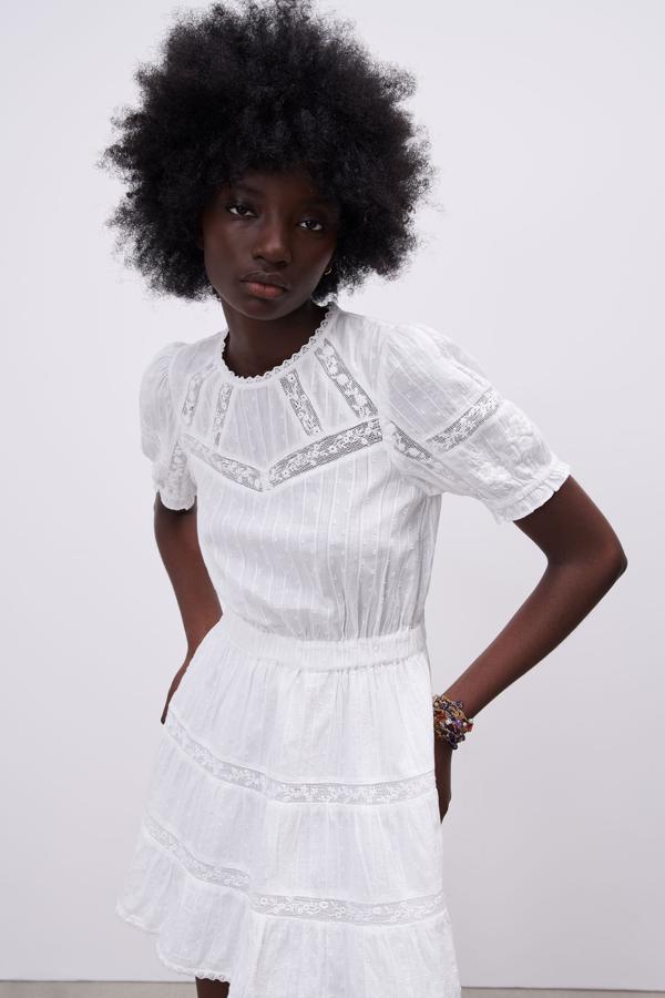 Mini vestido blanco con jaretas de Zara (29,99 euros)