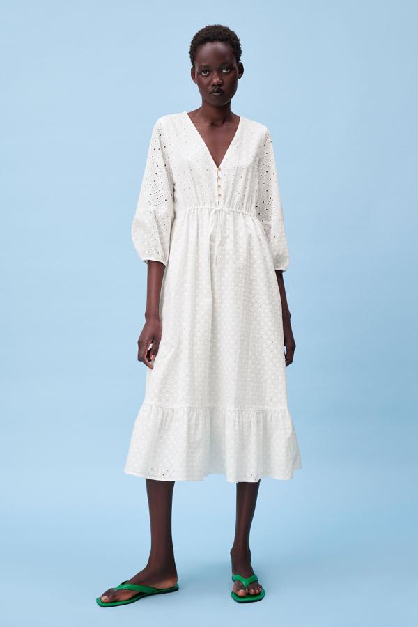 Vestido blanco con clados de corte midid de Zara (49,99 euros)