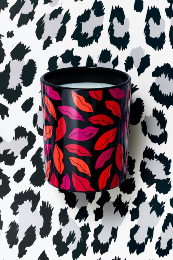 Esta vela aromática con portavelas estampado de la colección deco de Diane Furstenberg x H&M Home cuesta 29.99 euros.