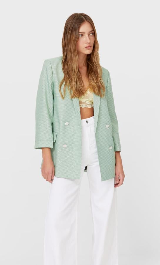 Esta blazer con estampado de cuadros en tono aguamarina y doble botonadura frontal es de Stradivarius y tiene un precio de 29,99 euros.
