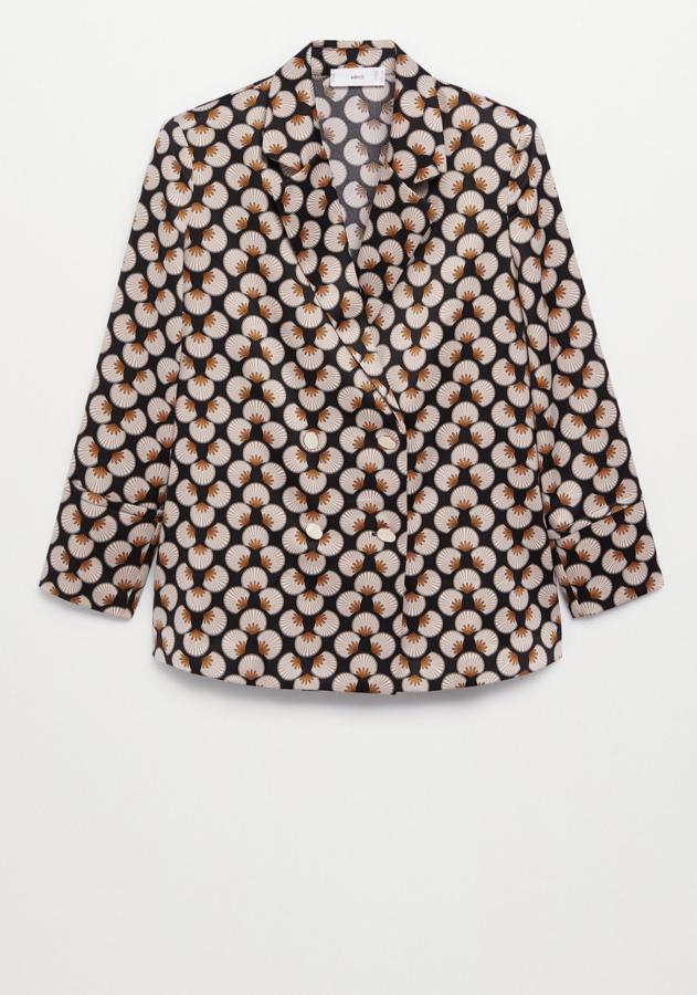 Esta blazer con diseño cruzado y estampado geométrico cuenta con cierre de botones en la parte delantera y es de Mango. Tiene un precio rebajado de 39,99 euros.