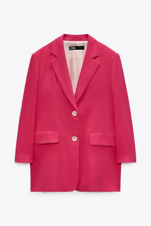 En color rosa fucsia, esta blazer oversize con hombros marcados, bolsillos delanteros con solapa y cierre frontal con botones es de Zara y tiene un precio de 49,95 euros.