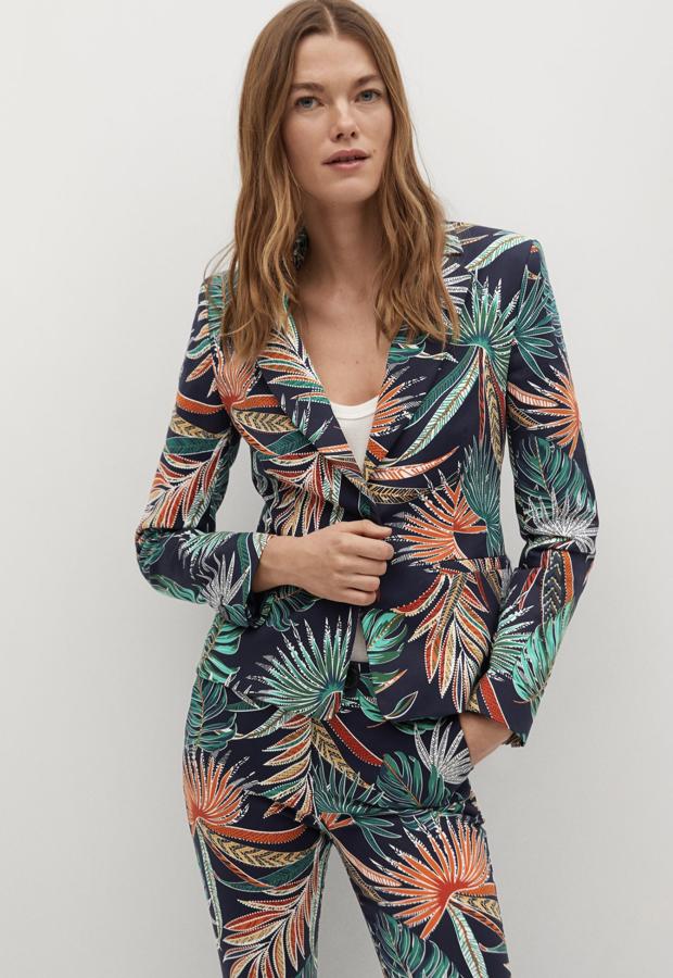 Con estampado tropical, esta chaqueta con cuello de solapa y bolsillos laterales es de Mango y tiene un precio de 39,99 euros.