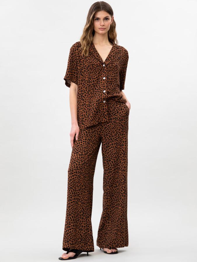 Blusa de algodón de manga corta con cuello camisero y estampado de leopardo, de Lefties (9,99 €).