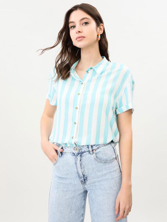 Camisa de algodón de manga corta con estampado de rayas, de Lefties (7,99 €).