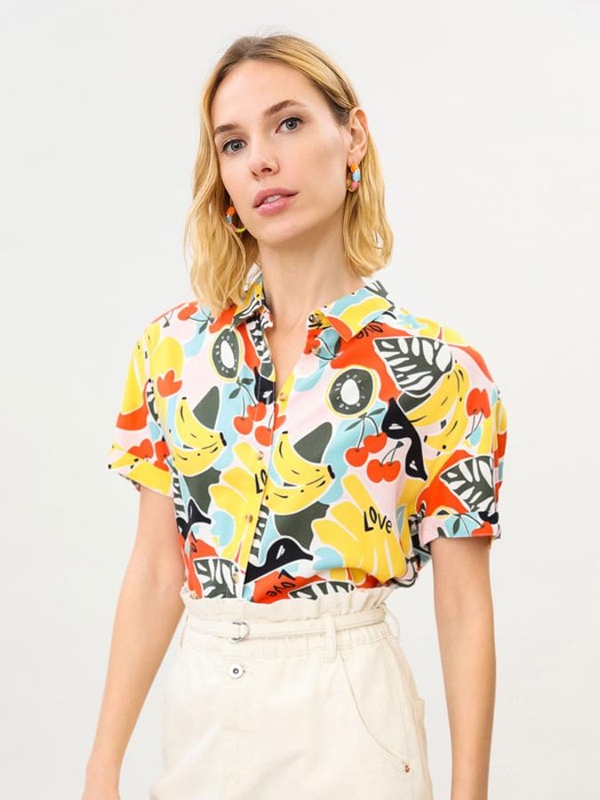 Blusa de algodón der manga corta con estampado tropical multicolor, de Lefties (7,99 €).