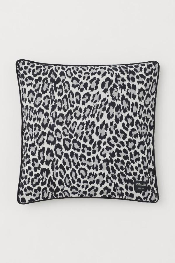 Este cojín con estampado de leopardo de la colección deco de Diane Furstenberg x H&M Home cuesta 39.99 euros.