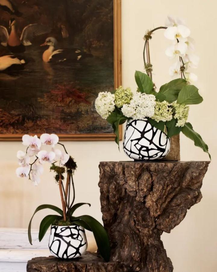 Estos maceteros de loza de la colección deco de Furstenberg x H&M Home cuestan 69.99 euros.