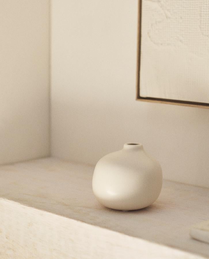 Con unas medidas de 10x12x12 centímetros, este jarrón de cerámica blanca con brillo tiene un precio de 15,99 euros.