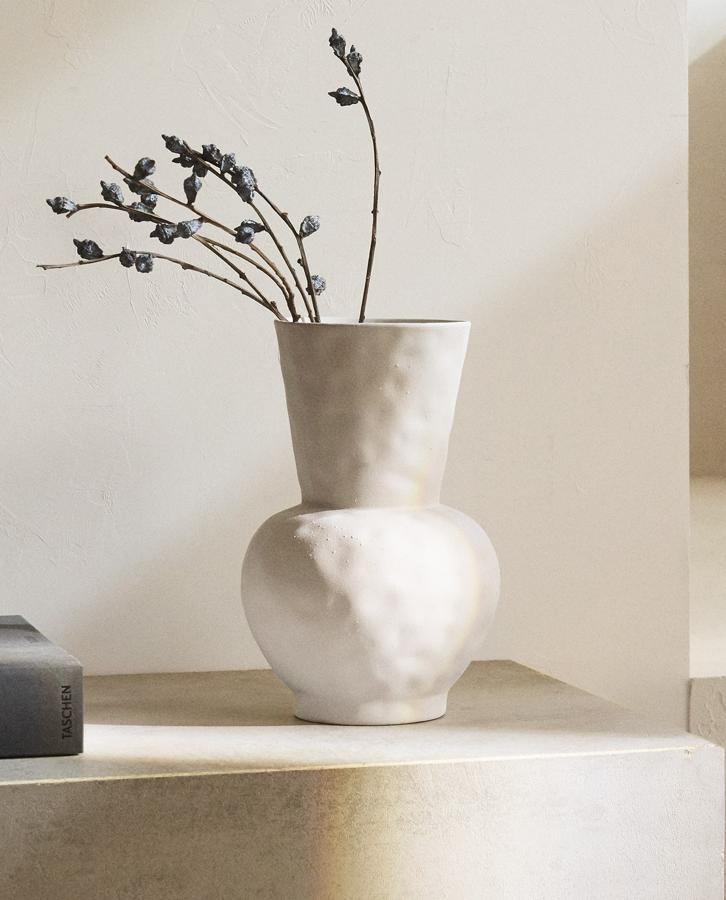 Con boca ancha, este jarrón de cerámica de color blanco tiene una altura de 25 centímetros, un ancho de 16 y un fondo de 16. Su precio es de 29,99 euros.