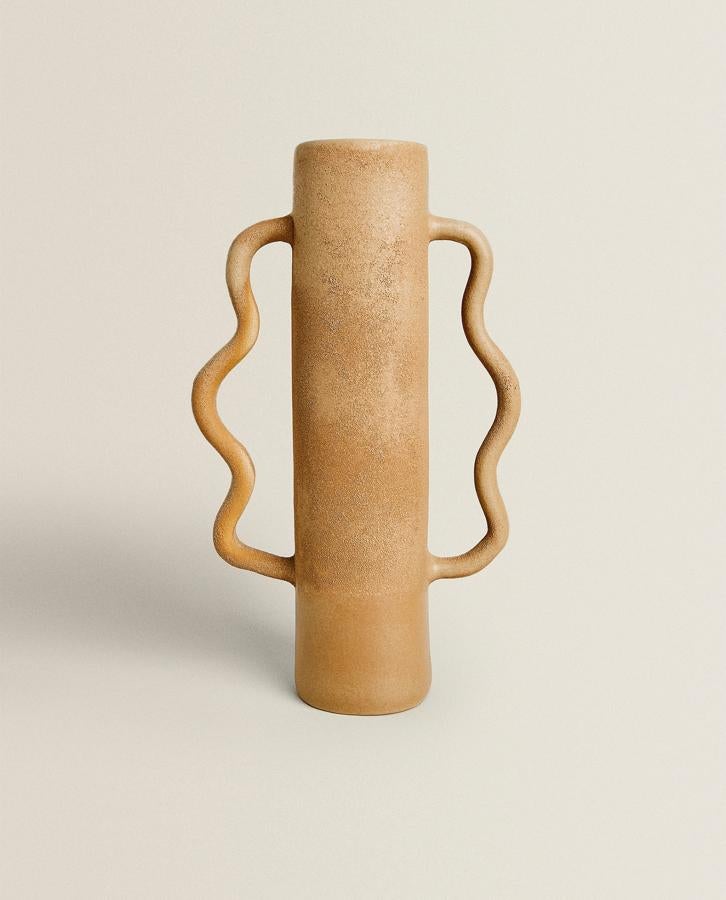 Con una altura de 39 centímetros, y un ancho y un fondo de 25, este jarrón de terracota con asas curvadas tiene un precio de 49,99 euros.