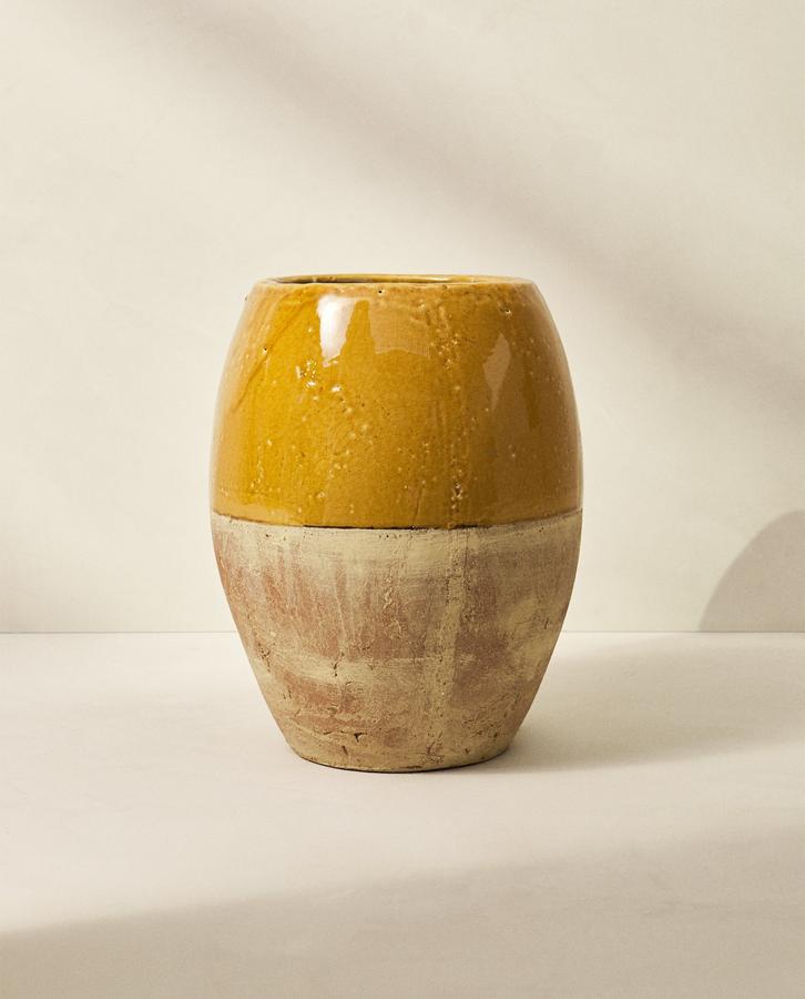 Este jarrón de terracota con la mitad superior en color mostaza tiene un precio de 49,99 euros.