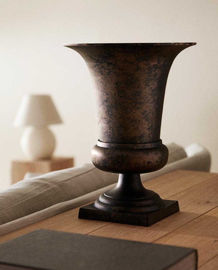 Esta vasija decorativa está fabricada en aluminio y tiene una altura de 43 centímetros, un ancho de 33 y un fondo de 33. Su precio es de 69,99 euros.