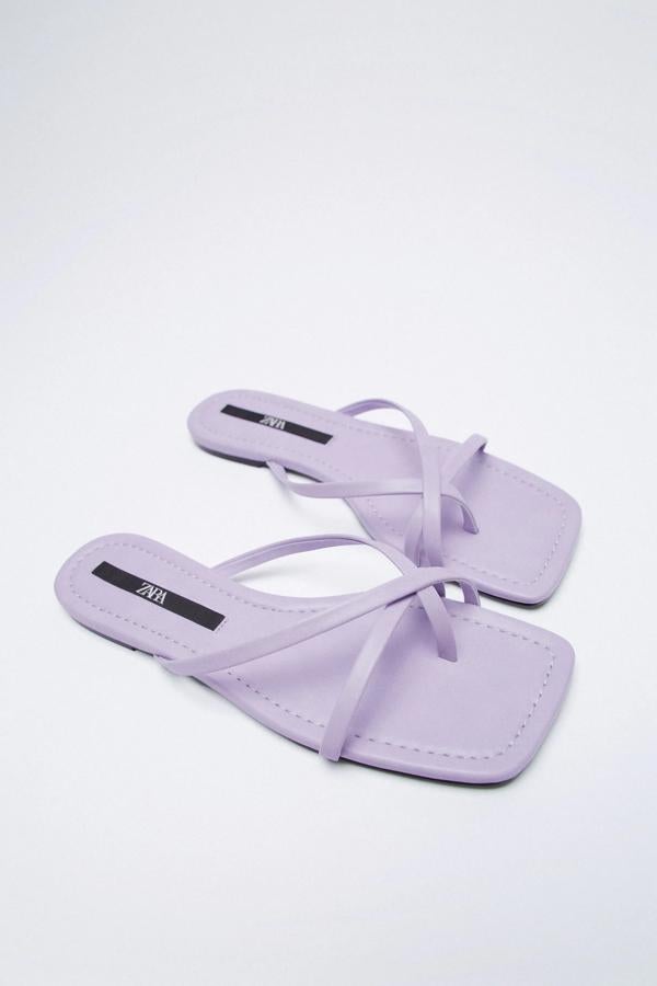 Disponible en color violeta o naranja, esta sandalia plana con tiras finas es de Zara y tiene un precio de 19,95 euros.