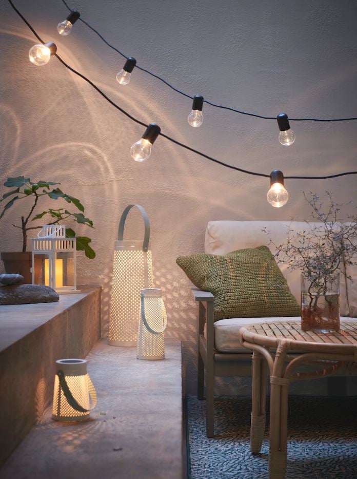 La luz indirecta aportará calidez a tu terraza o jardín. Juega con los diferentes estilos, modelos y tamaños y consigue un resultado de revista. En IKEA, la guirnalda de luces estilo verbena cuesta 40 euros, y los farolillos, están disponinles desde 8 euros.