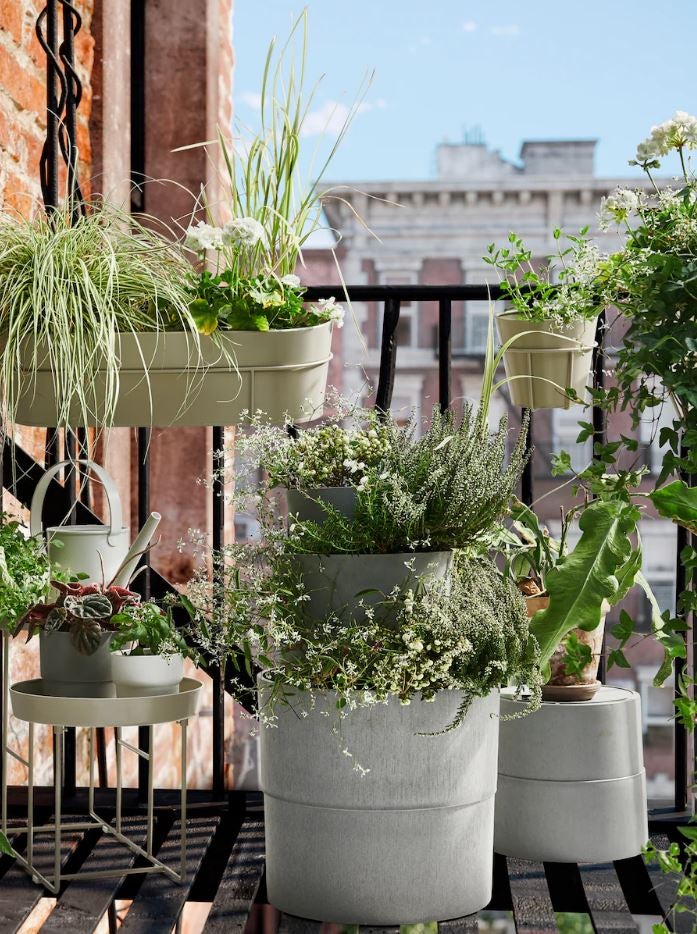 Las plantas toman un papel protagonista para crear un espacio agradable en tu terraza. Puedes jugar con los estilos u colores de los maceteros para conseguir un toque de plena tendencia (estos de IKEA cuestan entre 15 y 20 euros).