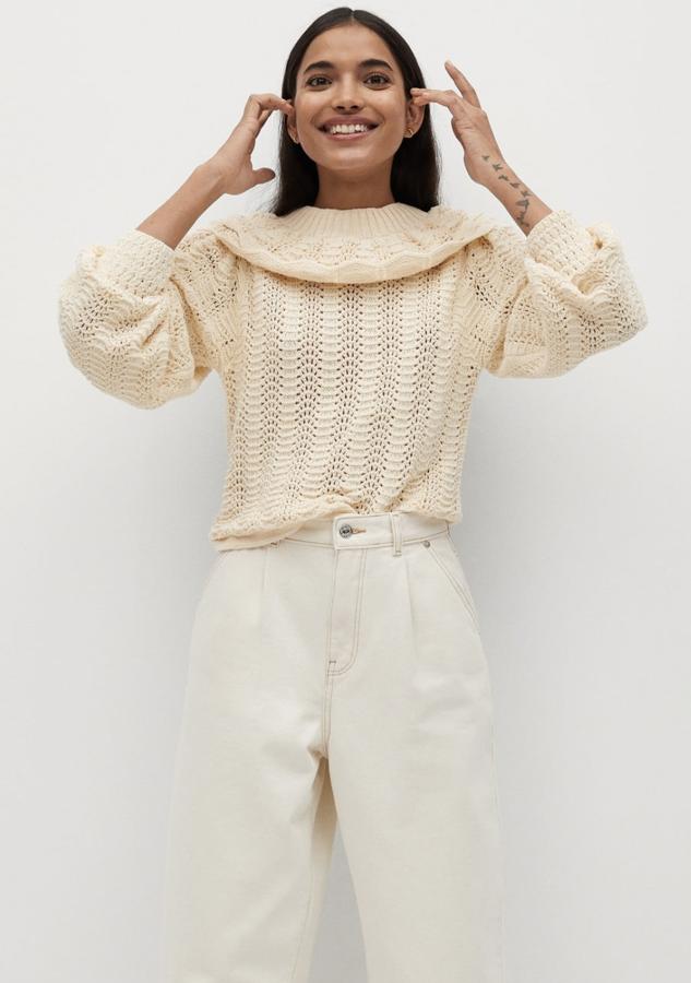 En tejido de punto calado, este jersey recto con cuello babydoll extraíble y manga larga abullonada tiene un precio de 25,99 euros (antes 39,99 euros).