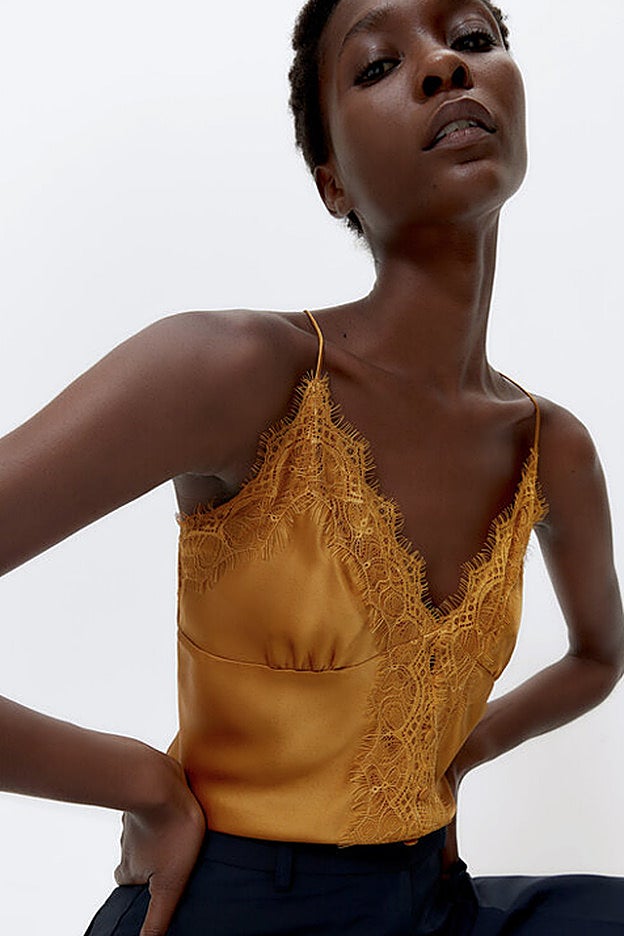 Top de encaje color mostaza de la nueva colección de Uterqüe.