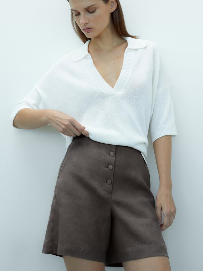 Estas bermudas confeccionadas al 100% en lino vienen con cierre de botones vistos a tono, cintura elástica en la parte posterior y bolsillos laterales. Viene con bolsillos de ojal en la parte trasera, cuestan 39,95 euros y podemos encontrarlos entre las tallas 34 y 42.