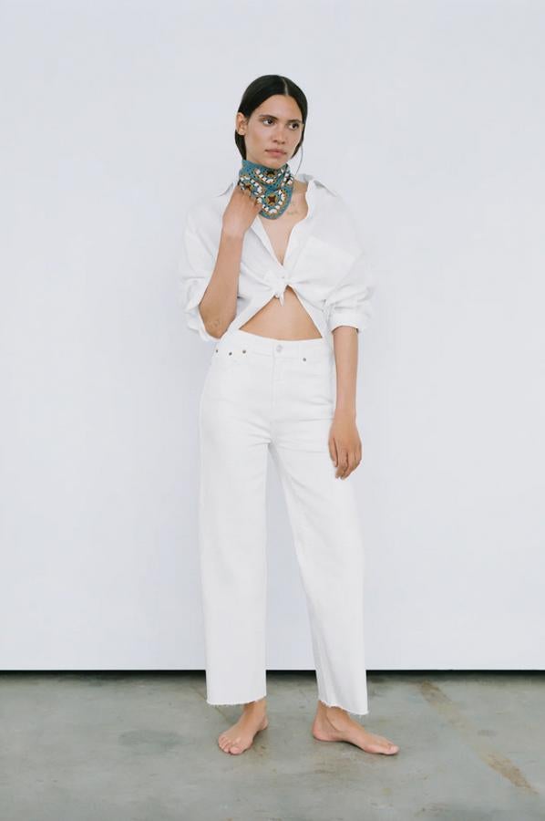 En diseño culotte, con tiro alto, bajos tobilleros y perneras amplias, estos vaqueros blancos de Zara podemos encontrarlos entre las tallas 32 y 42 por 29,95 euros.