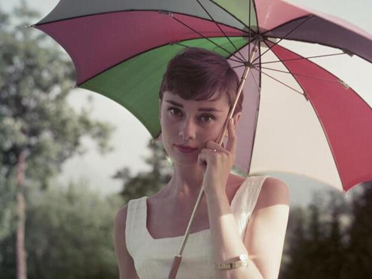 Si quieres ver los mejores looks de Audrey Hepburn, pincha en la imagen