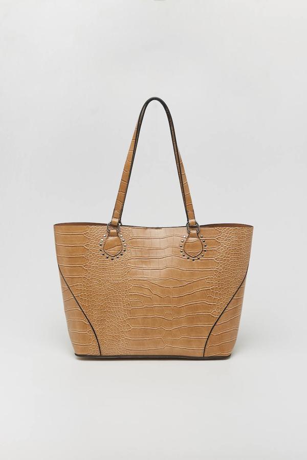 Este shopper sintético color camel con doble asa al hombro destaca por el efecto cocodrilo. Tiene un bolsillo interior con cremallera perfecto para las llaves y un cierre mediante imán. Su precio es de 17,99 €.