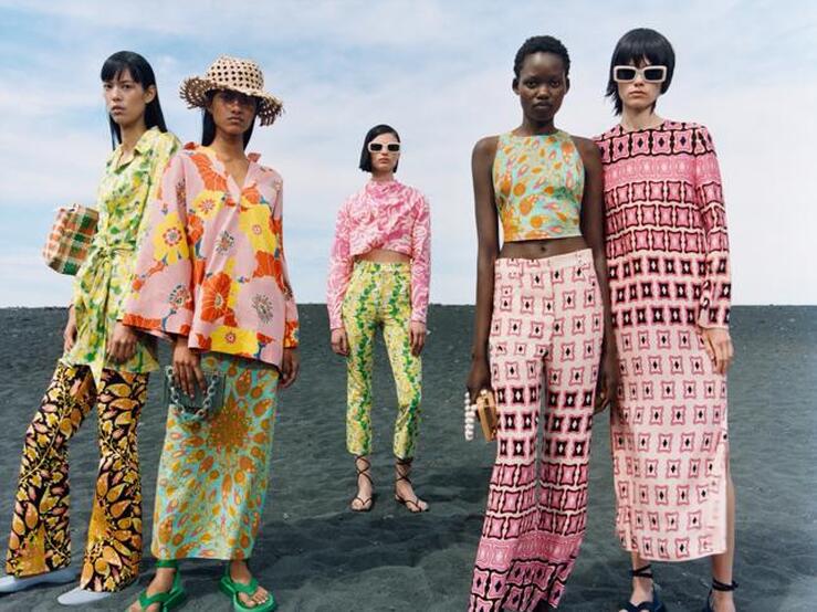 Fotos: Los estampados florales de inspiración sesentera de la nueva colección de Zara que van a arrasar porque son muy elegantes y favorecedores