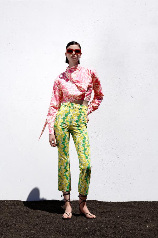 Top corto de cuello subido y manga larga, de Zara (29,95 €).