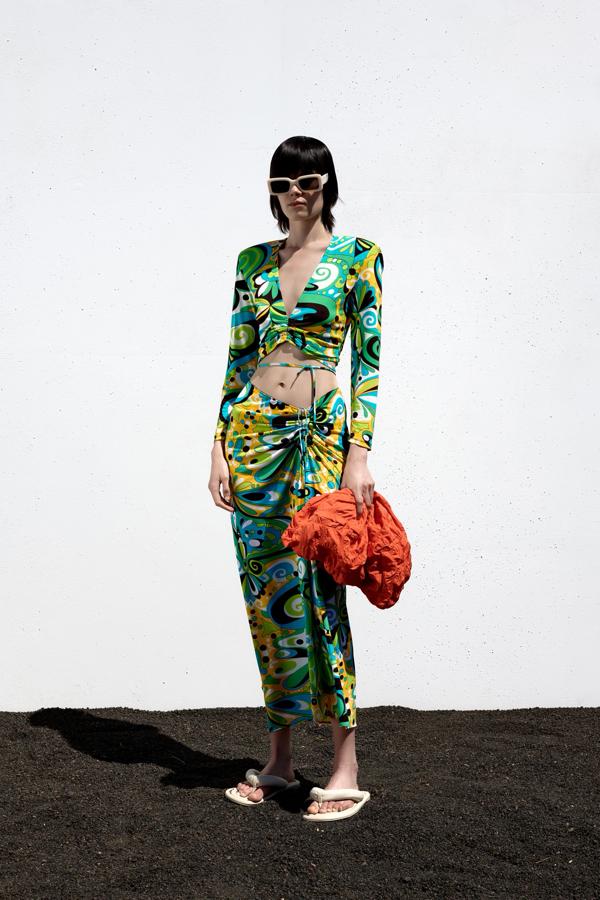 Crop top estampado de manga larga con cordones cruzados, de Zara (29,95 €).